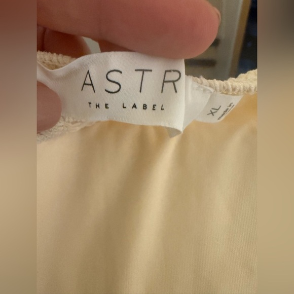 Astr The Label Light Yellow Beige T Shirt Top Open Square Back XL NWT - Picture 4 of 4